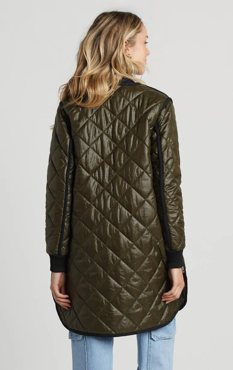 Adroit Quilted Coat for All Seasons - Elegant Seven-Eighths Length