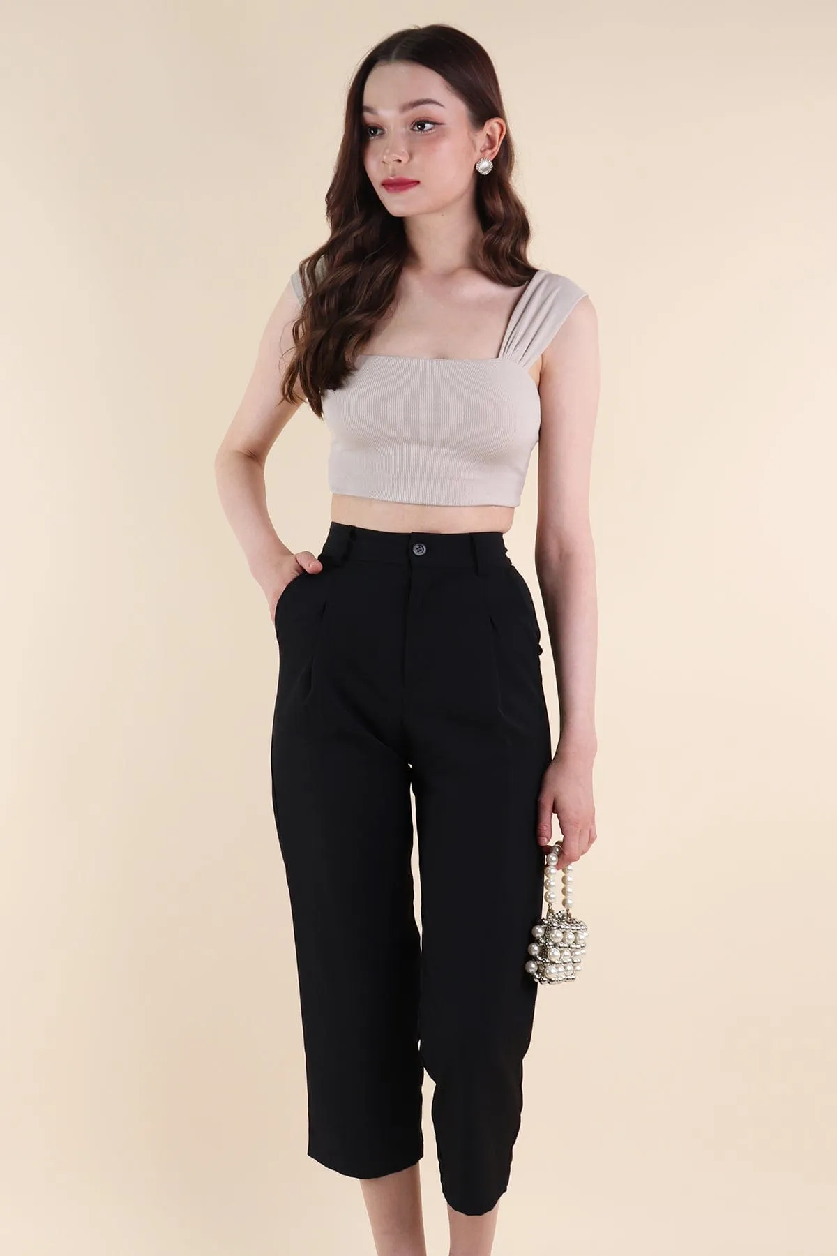 ARI TAPERED TROUSERS IN BLACK